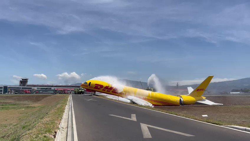 DHL-Aero-Expreso-Boeing-757-freighter-exits-runway-and-brakes-into-pieces-at-San-Jose-Costa-Rica.jpeg.7eed84e2ea92d2012df0861912f51cb6.jpeg